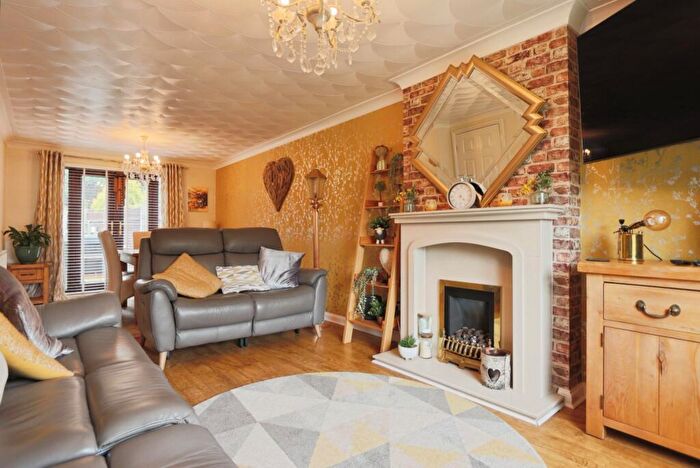 4 Bedroom Semi-Detached House For Sale In Guillemot Close, Hull, HU4