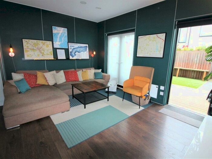 4 Bedroom Town House To Rent In Senior Lane, Salford, M3