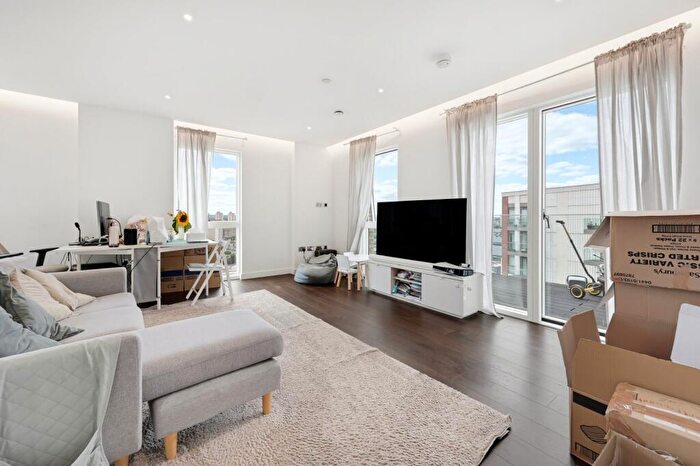 2 Bedroom Apartment To Rent In Malthouse Road, London, SW11