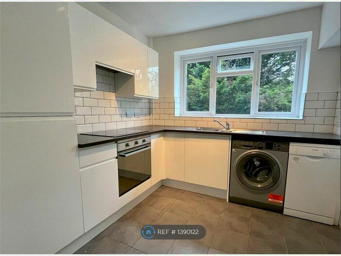 2 Bedroom Flat To Rent In Deepdene Court, Shortlands, Bromley, BR2