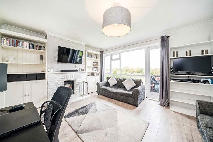 2 Bedroom Flat For Sale In Butts Crescent, Hanworth, TW13