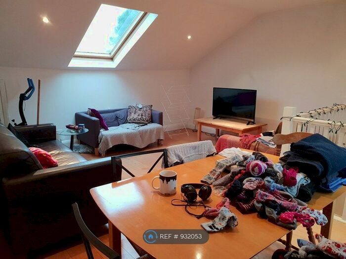 3 Bedroom Flat To Rent In Brixton, London, SW2