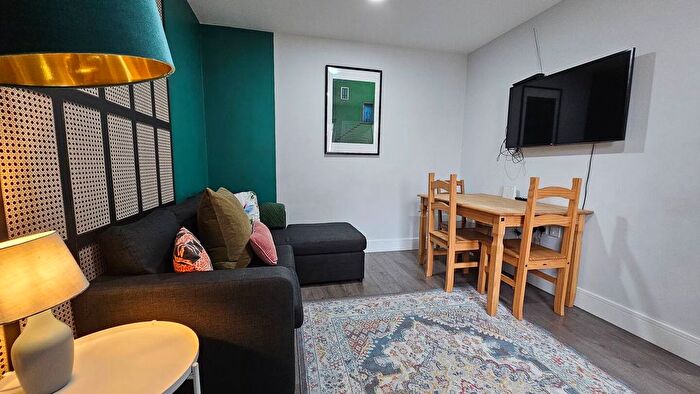 2 Bedroom Flat To Rent In Queens Crescent, Kentish Town, NW5