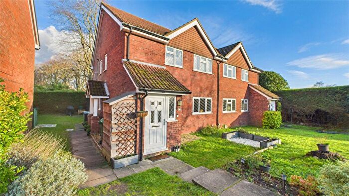 2 Bedroom Maisonette For Sale In Meadowbank Road, Lightwater, Surrey, GU18