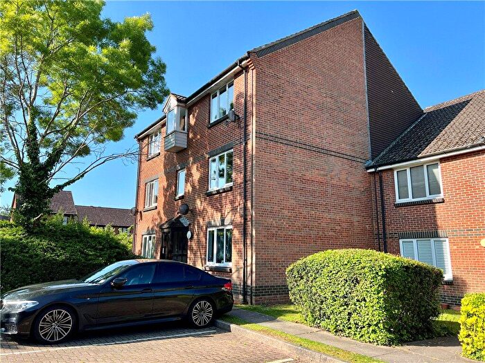 1 Bedroom Apartment For Sale In Dairymans Walk, Guildford, Surrey, GU4
