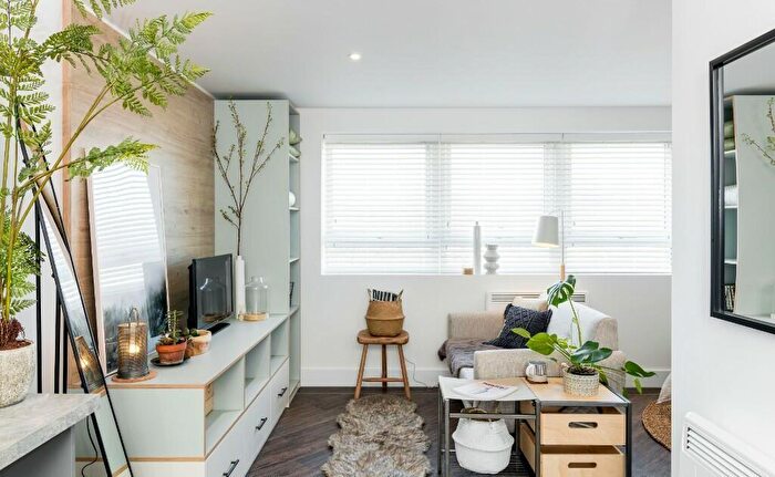 Studio To Rent In Commercial Road, Portsmouth, Hampshire, PO1