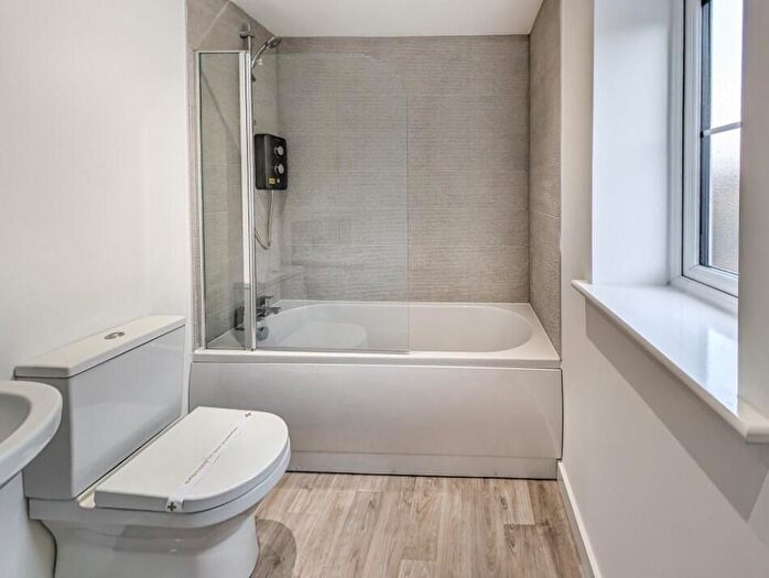 3 Bedroom Semi-Detached House For Sale In Well Hill Drive, Harworth, Doncaster, DN11