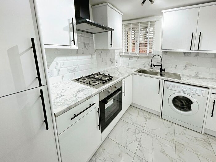 2 Bedroom Flat To Rent In Cartwright Lane, Fairwater, Cardiff, CF5