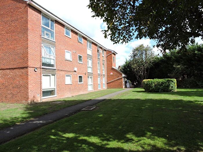 2 Bedroom Flat For Sale In Trinity Street, Chase Side, Enfield Town, Middlesex, EN2