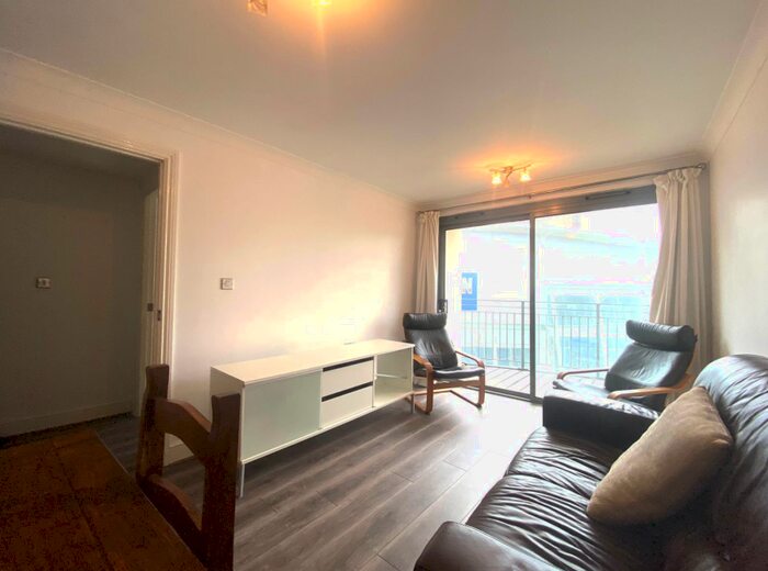 2 Bedroom Apartment To Rent In Broadway Plaza, B16