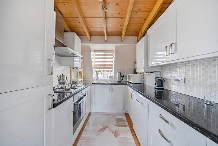 2 Bedroom Flat For Sale In Green Lanes, Newington Green, London, N16