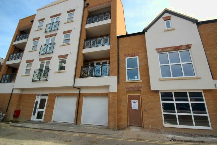 2 Bedroom Flat To Rent In Fairfield Road, Brentwood, Essex, CM14