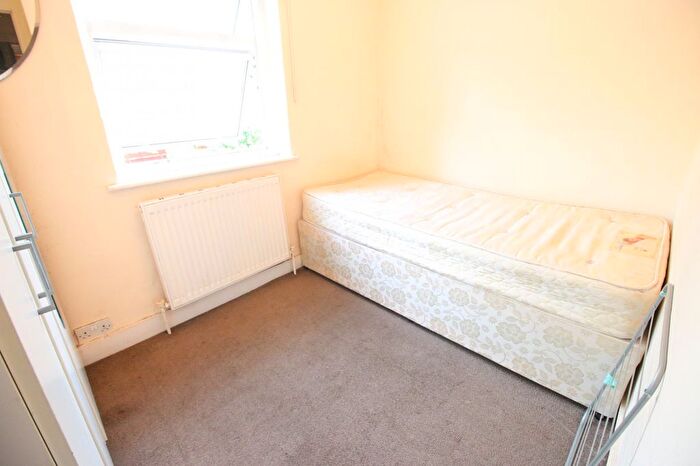 3 Bedroom Flat To Rent In Cromwell Road, Hounslow, Middlesex, TW3
