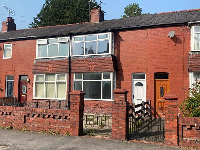 2 Bedroom Town House To Rent In Dogford Road, Royton, OL2