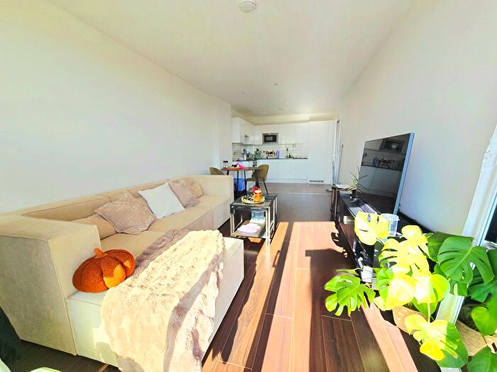 2 Bedroom Flat To Rent In Wellstones, Watford, WD17