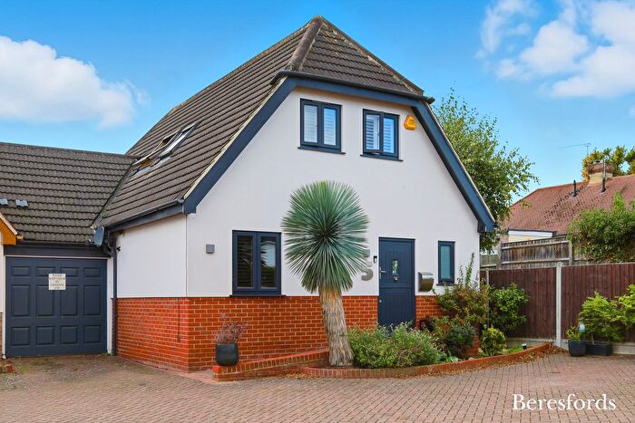 3 Bedroom Link Detached House For Sale In Amelle Gardens, Romford, RM3