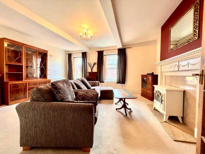 2 Bedroom Flat To Rent In Wood Street, Calne, SN11