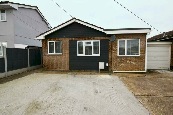 3 Bedroom Bungalow To Rent In Close To The Town - Sydervelt Road, Canvey Island, SS8