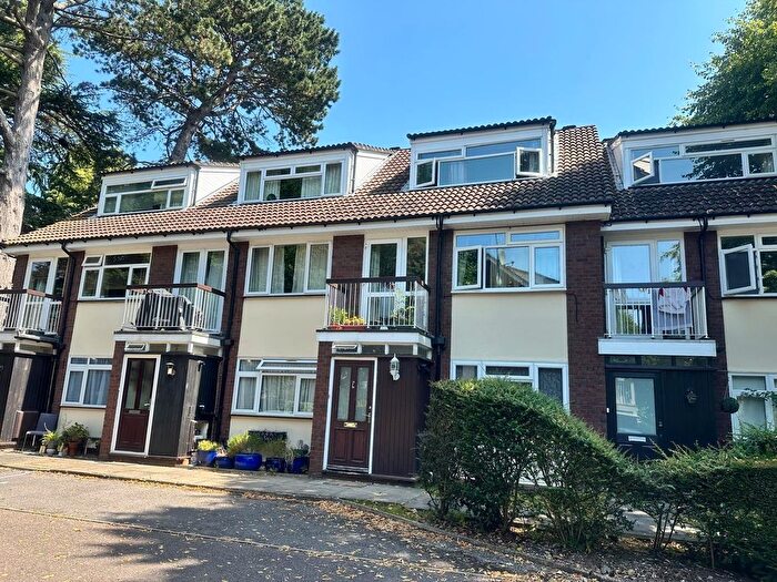 2 Bedroom Maisonette For Sale In Westfield Park, Hatch End, HA5