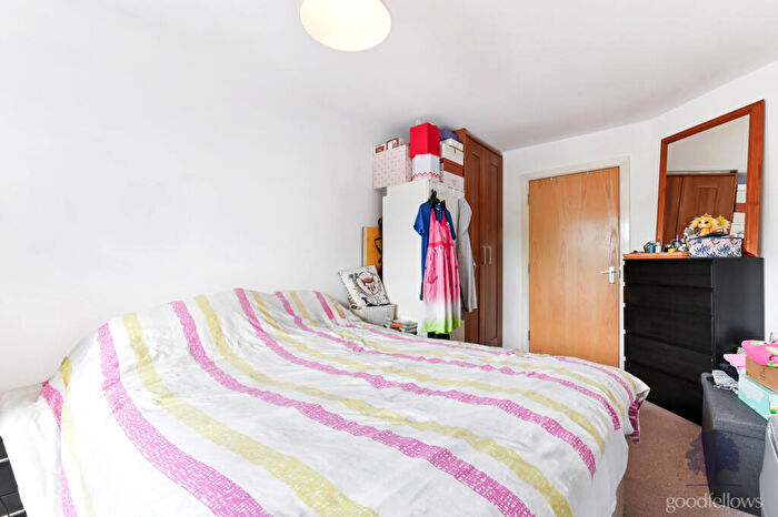 2 Bedroom Apartment For Sale In Yenston Close, Morden, SM4