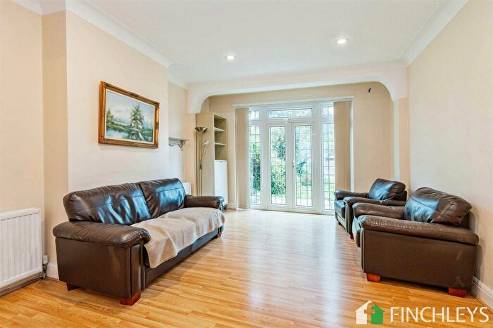 3 Bedroom Semi-Detached House For Sale In Ventnor Drive, Totteridge, N20