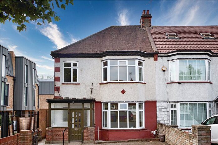3 Bedroom Semi-Detached House For Sale In Granville Road, London, N12