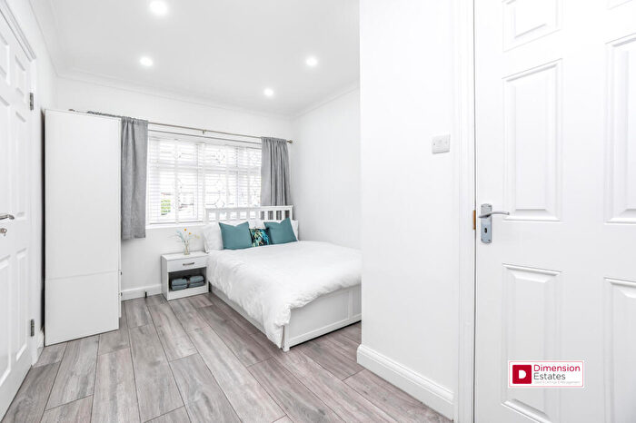Flat To Rent In Hall Lane, Chingford, London, E4
