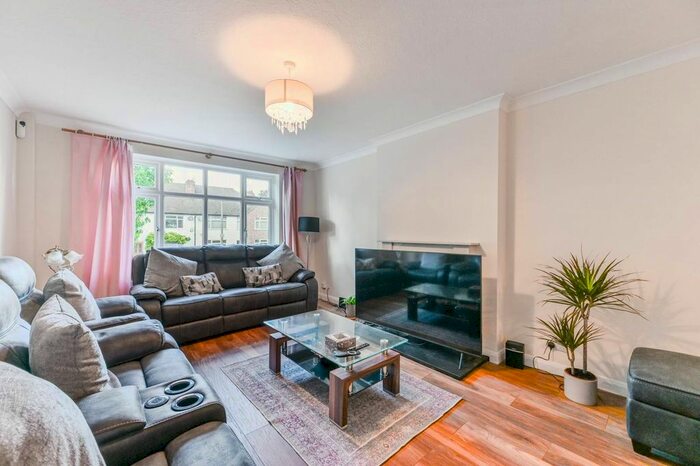 3 Bedroom Detached House To Rent In Effingham Close, Sutton, SM2