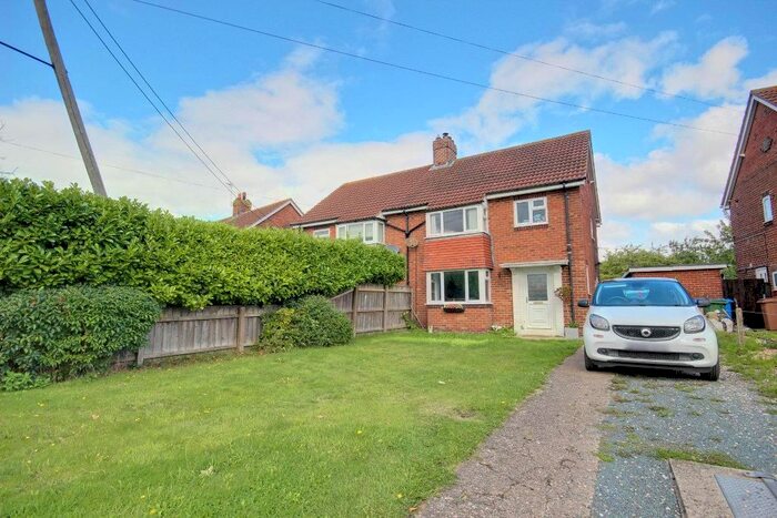 3 Bedroom Semi-Detached House For Sale In The Villas, Great Hatfield, Hull, HU11