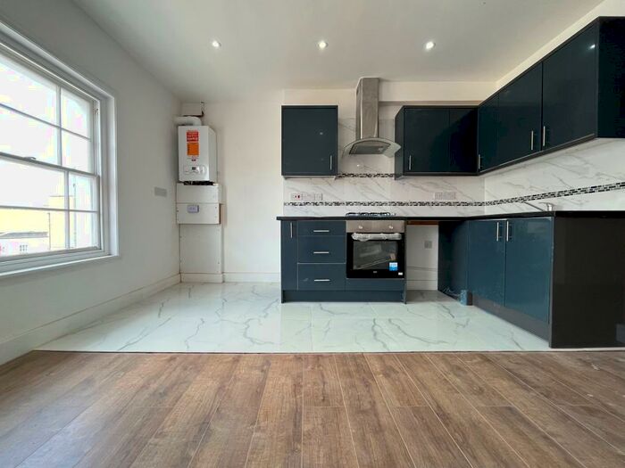 Flat To Rent In High Street North, Dunstable, LU6