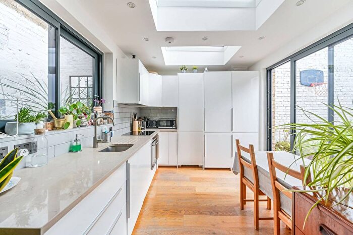 3 Bedroom Flat To Rent In Queenstown Road, Battersea, London, SW8