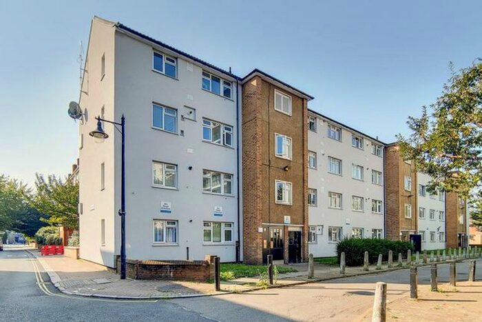 2 Bedroom Flat To Rent In Cherry Garden Street, Bermondsey, London, SE16