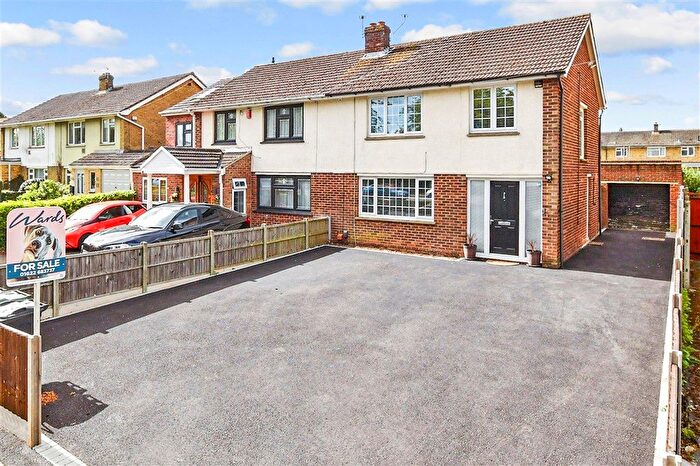 3 Bedroom Semi-Detached House For Sale In Bell Meadow, Maidstone, Kent, ME15