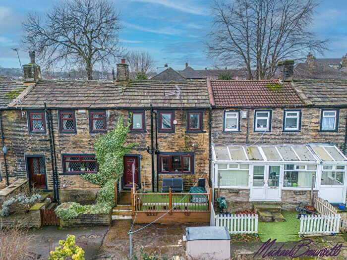 2 Bedroom Cottage For Sale In Brecks, Clayton, Bradford, BD14