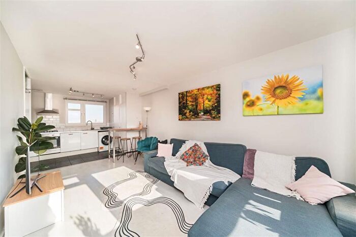 3 Bedroom Flat To Rent In Hydethorpe Road, Balham, SW12