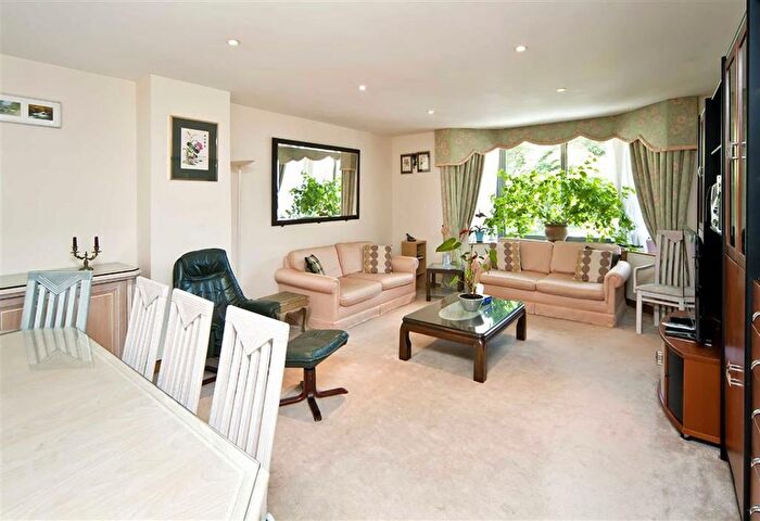 2 Bedroom Flat To Rent In Emperors Gate, London, SW7