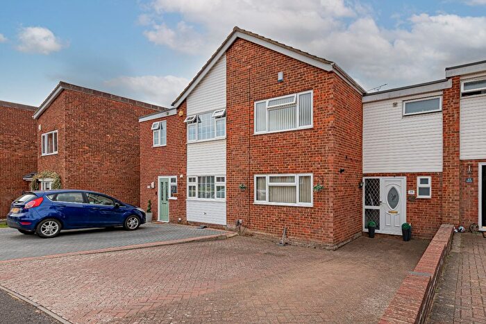 3 Bedroom Terraced House For Sale In Seaford Close, Luton, LU2