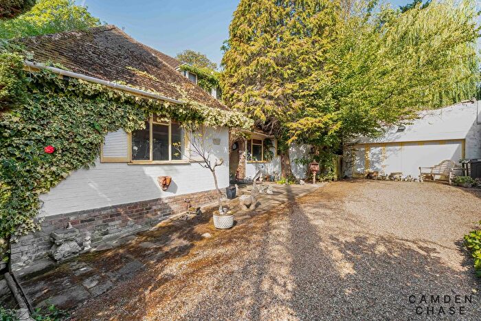 4 Bedroom Detached House For Sale In Aylmer Drive, Stanmore, HA7