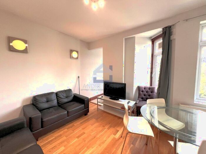 3 Bedroom Flat To Rent In Montana Road, Tooting Bec, London, SW17