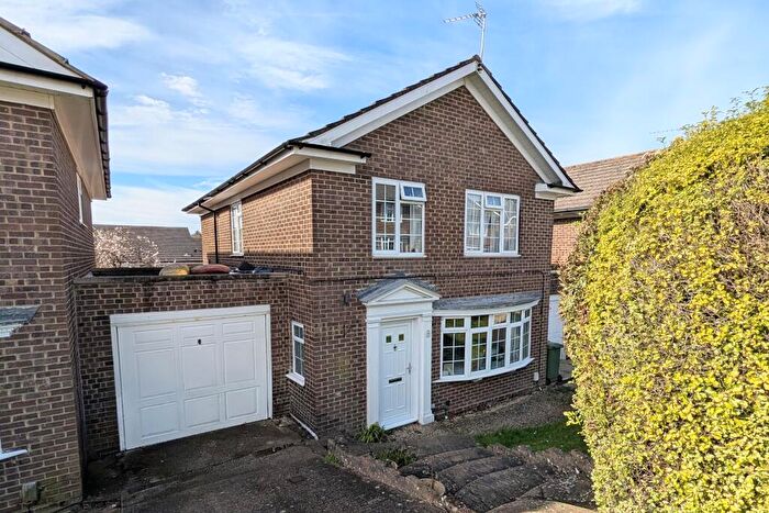 4 Bedroom Link Detached House For Sale In Greenbanks Gardens, Wallington. Guide Price £, - £, ., PO16