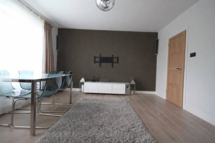 2 Bedroom Flat To Rent In Inner Park Road, Southfields, London, SW19