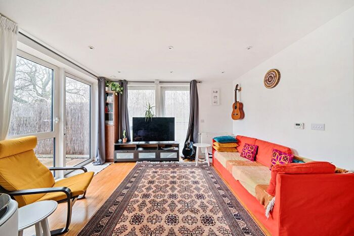 1 Bedroom Flat For Sale In Green Lane, Edgware, Greater London., HA8