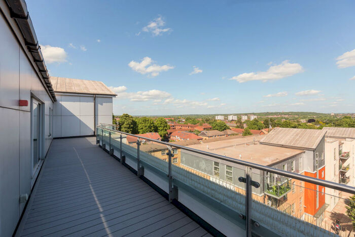 3 Bedroom Flat To Rent In Queen Mary Avenue, E18