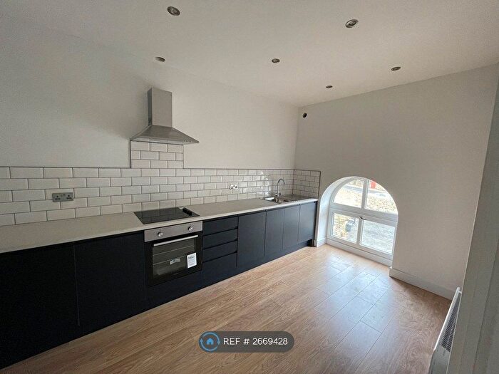 2 Bedroom Flat To Rent In Chapel Lane, Halifax, HX3