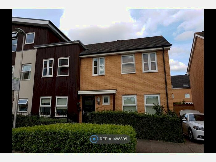 3 Bedroom Semi-Detached House To Rent In Drake Way, Reading, RG2