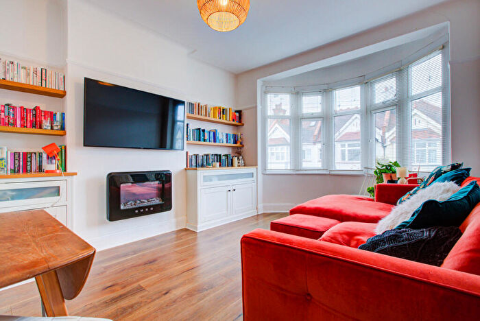 3 Bedroom Apartment For Sale In Woodfield Park Drive, Leigh-on-sea, SS9