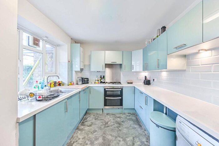 3 Bedroom Maisonette To Rent In Lavender Sweep, Clapham Junction, Clapham Junction, London, SW11