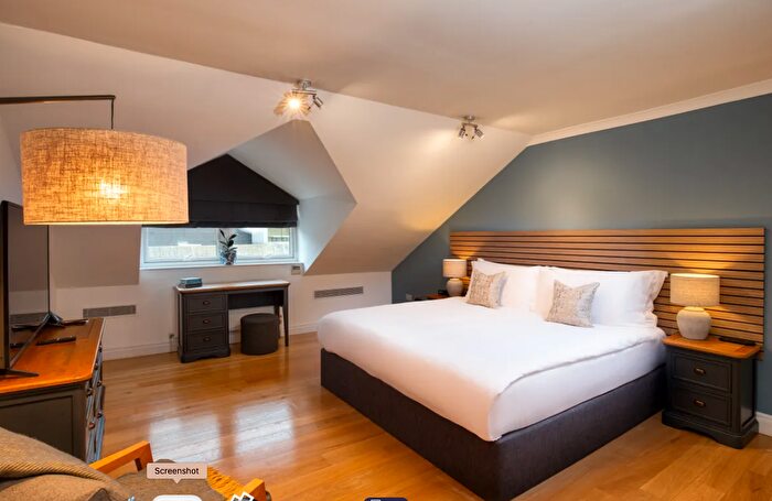 3 Bedroom Flat To Rent In Kensington Hight St, London, W8