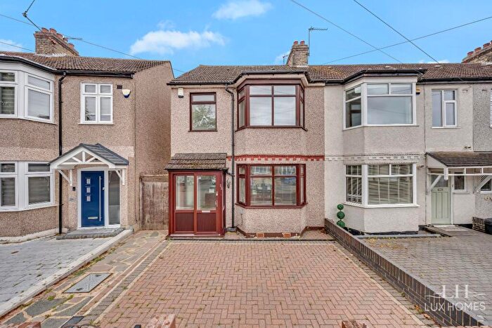 3 Bedroom End Of Terrace House For Sale In Strathmore Gardens, Hornchurch, RM12