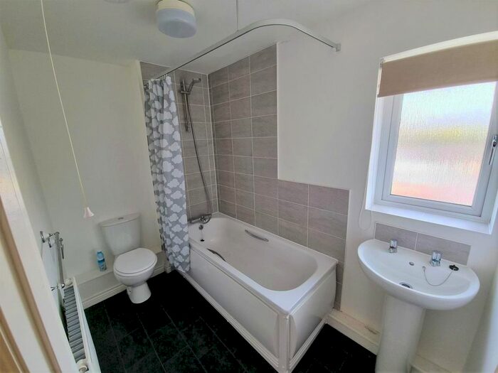 2 Bedroom Flat To Rent In Tregorrick View, St. Austell, PL25